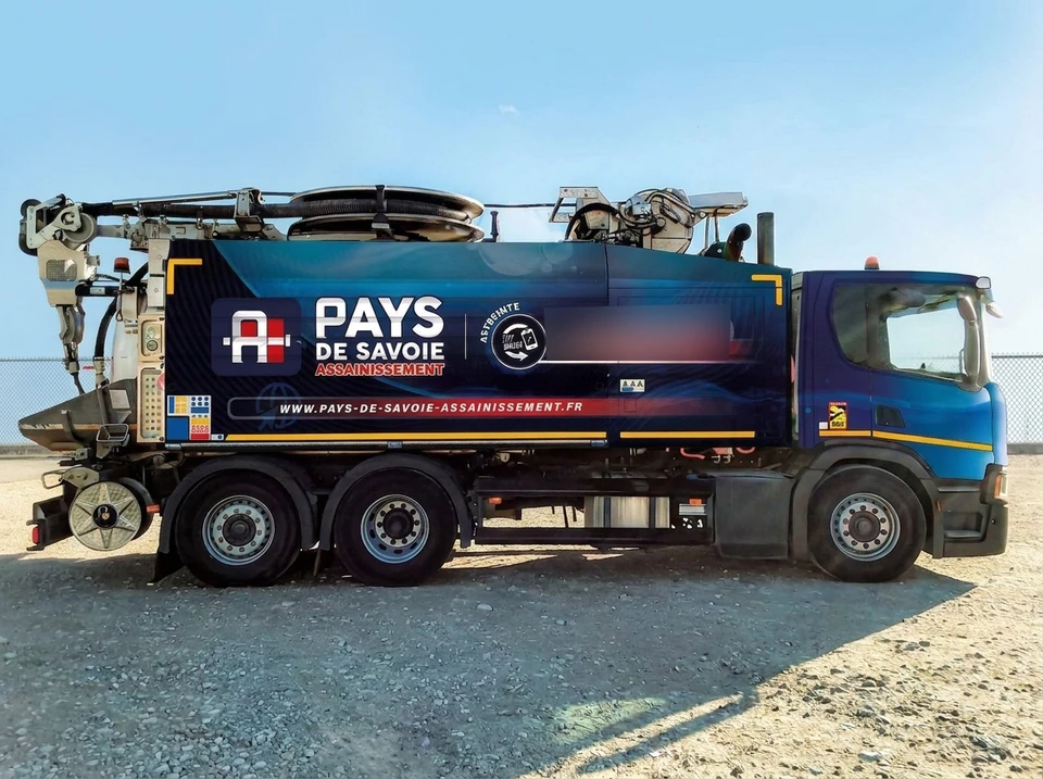 Camion hydrocureur de la société Pays de Savoie Assainissement, stationné en extérieur